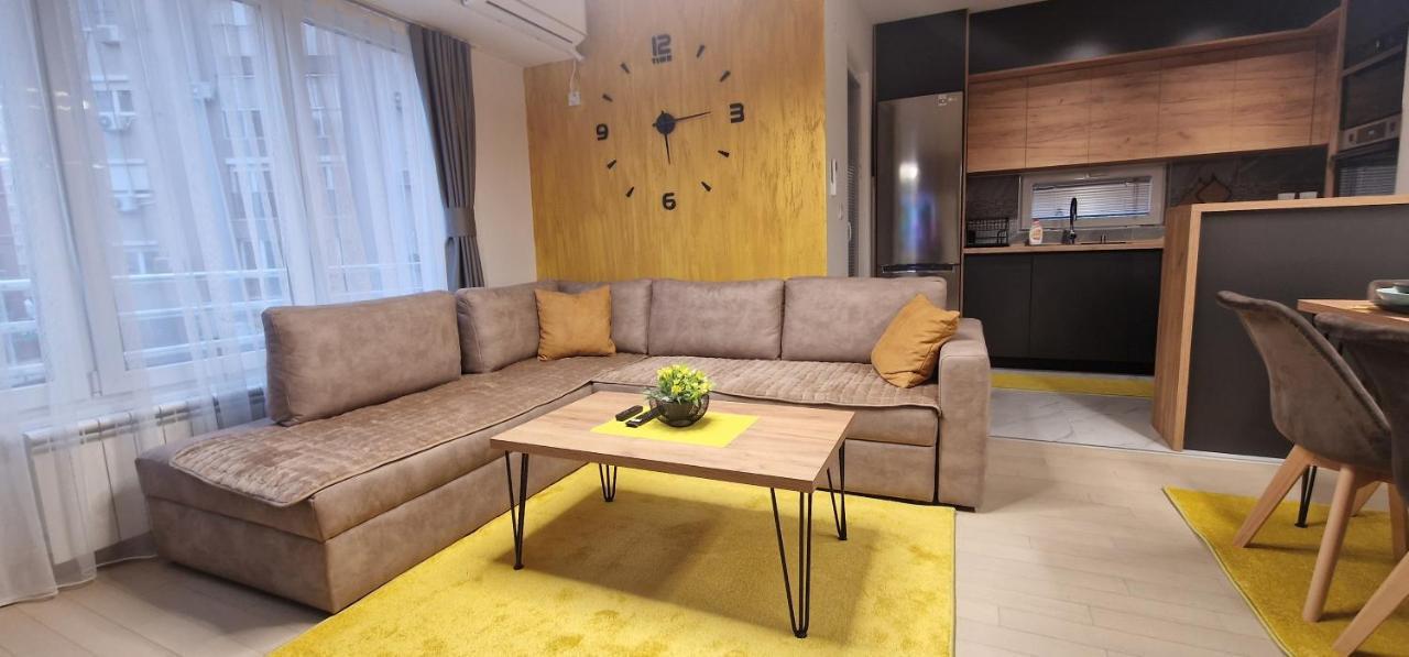 Luxury Yellow & Modern Apartment Skopje Bagian luar foto