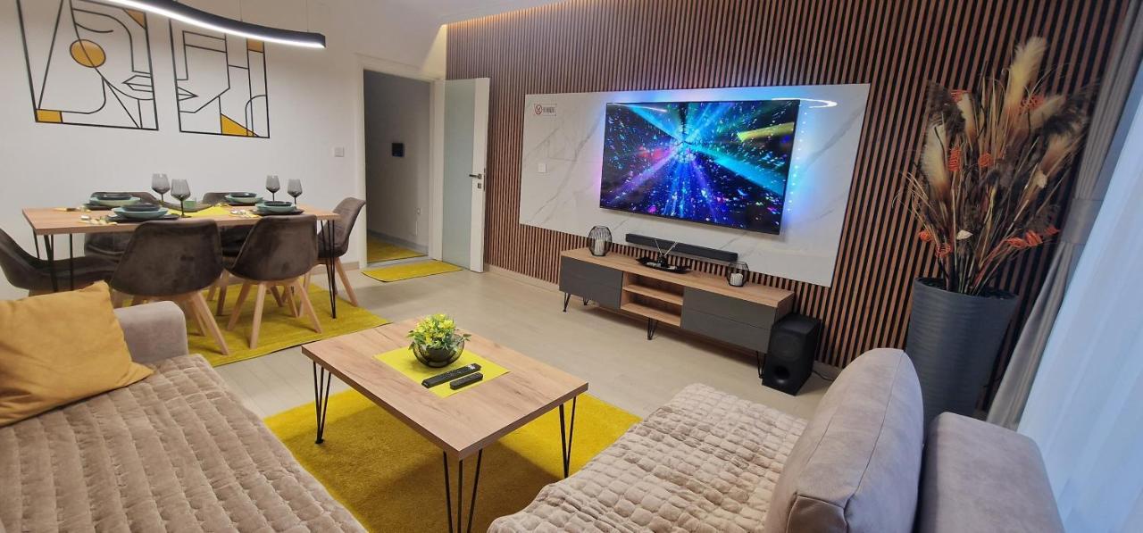 Luxury Yellow & Modern Apartment Skopje Bagian luar foto